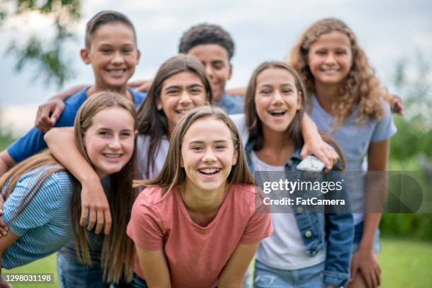 multi ethnische gruppe von teenagern - kind vor der pubertät stock-fotos und bilder