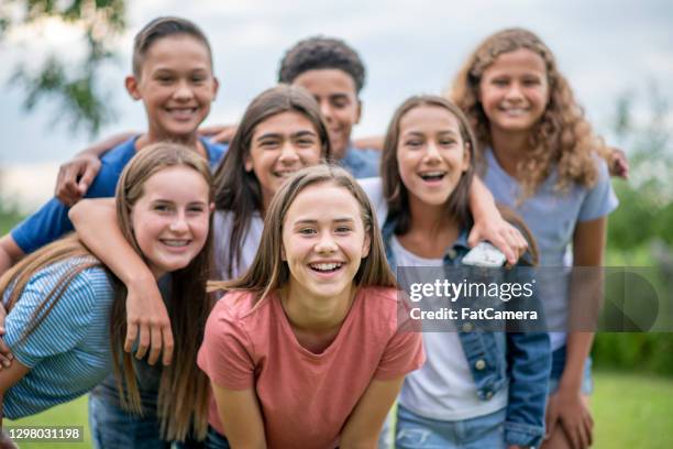 gruppo multietnico di adolescenti - preteen foto e immagini stock