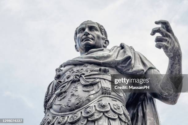 julius caesar wearing armor makes an assertive gesture while he seems to address his soldiers - imperador - fotografias e filmes do acervo