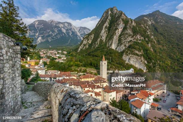 gemona del friuli old town with urban lighting taken from the castle hill - gemona del friuli stock-fotos und bilder