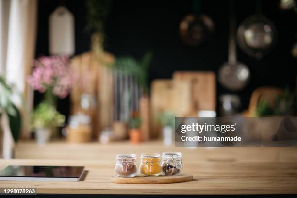 natures sans vie, équipement de cuisine bien organisé - ustensile photos et images de collection
