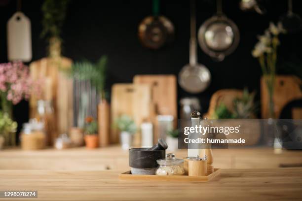 natures sans vie, équipement de cuisine bien organisé - ustensile photos et images de collection