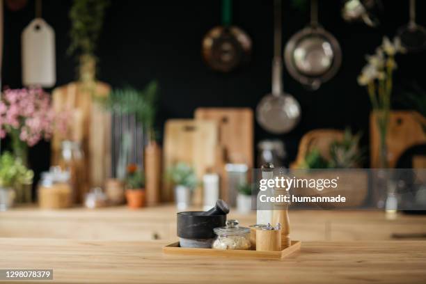 natures sans vie, équipement de cuisine bien organisé - ustensile photos et images de collection