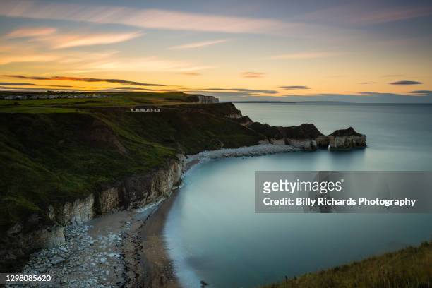 view of thornwick bay at sunset from cliff top - east riding of yorkshire stock-fotos und bilder