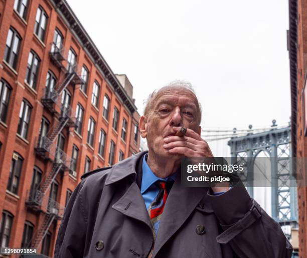 porträt eines typischen new yorker senior man, mit zigarre - mittelschicht-stereotypen stock-fotos und bilder