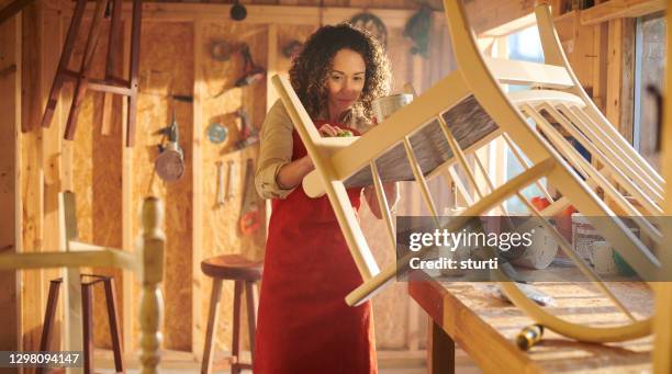 het restaureren van meubels in de tuinwerkplaats - upholstry stockfoto's en -beelden