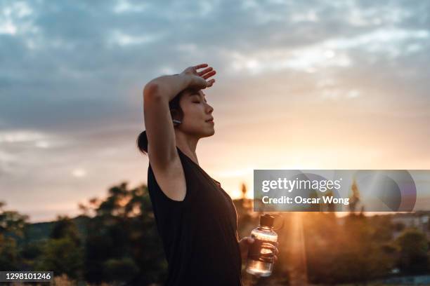 sport lady drinking water after daily training - sports training bildbanksfoton och bilder