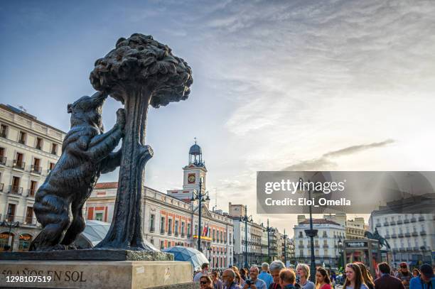 het standbeeld van beer en aardbeiboom in madrid, spanje - madrid stockfoto's en -beelden