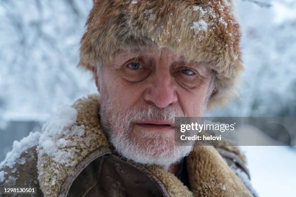 retrato de hombres maduros en la nieve en la naturaleza - hairy old man fotografías e imágenes de stock