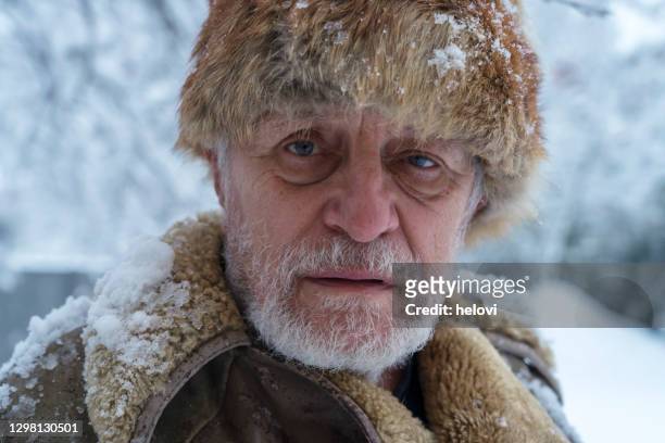 大自然中雪地中成熟男人的肖像 - hairy old man 個照片及圖片檔