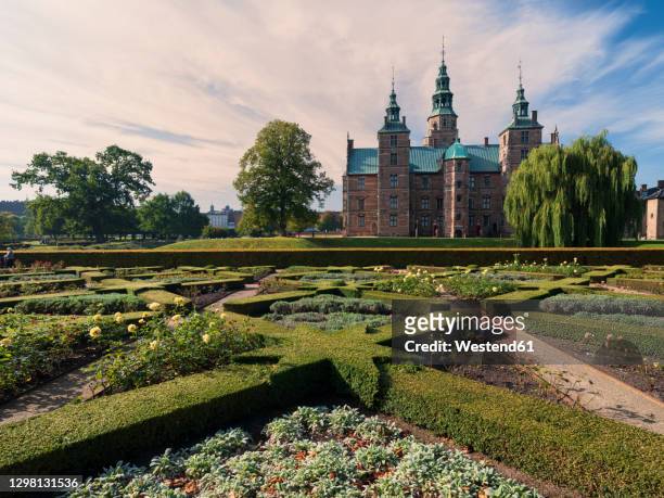 denmark, copenhagen, rosenborg castle gardens - castle stockfoto's en -beelden