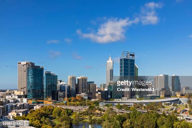 australia,western australia, perth, john oldham park and downtown skyscrapers - perth australia foto e immagini stock