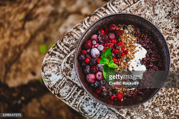 organic black rice berry oatmeal bowl - black rice imagens e fotografias de stock