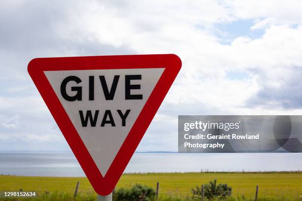 give way sign - give way 個照片及圖片檔
