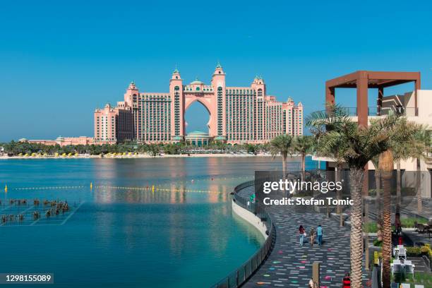 the pointe dining and leisure area at palm jumeirah island in dubai - atlantis stock pictures, royalty-free photos & images