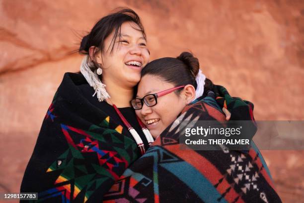 vrolijke navajo zusters die koesteren - inheemse bevolking stockfoto's en -beelden