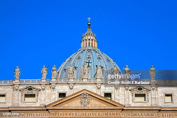 statues and dome of st. peter's basilica - vatican foto e immagini stock