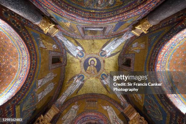 mosaics of st zeno's chapel inside "st praxedes" basilica ("basilica di santa prassede") in rome, lazio, italy - basilica 個照片及圖片檔