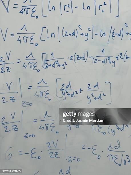 mathematical scientific sign sketch doodle hand drawn - achtergrond krijtbord blauw stockfoto's en -beelden