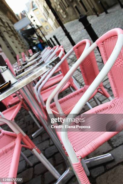 local outdoors cafe ready to open - coffee table foto e immagini stock