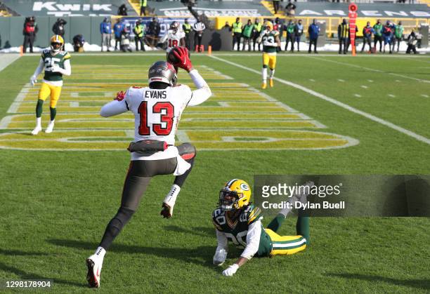 Mike Evans of the Tampa Bay Buccaneers completes a reception for a touchdown in the first quarter against the Green Bay Packers during the NFC...