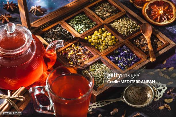 tè rosso con una scatola di erbe da tè e spezie aromatiche - spezie foto e immagini stock