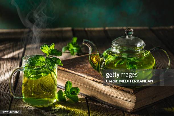 tè alla menta marocchino, tè alla menta maghrebino dell'africa settentrionale con tè verde - menta verde foto e immagini stock