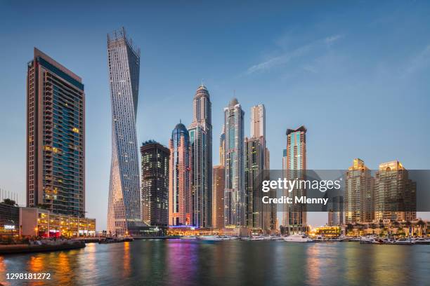 dubai marina skyline beleuchtetes stadtbild bei sonnenuntergang twilight vae - dubai buildings stock-fotos und bilder