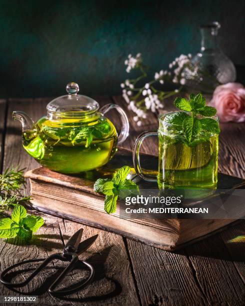 té de menta marroquí, té de menta maghrebi del norte de africa con té verde - hojas de té secas fotografías e imágenes de stock