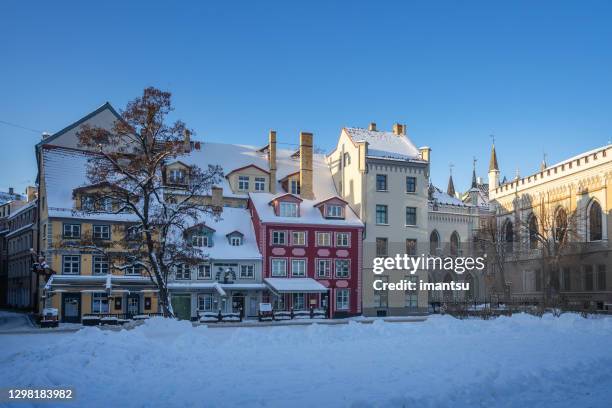 livu-platz in riga an einem wintermorgen - riga stock-fotos und bilder