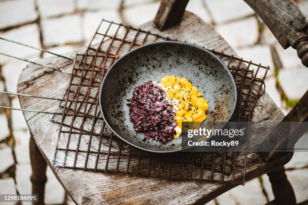 mango sticky rice with black rice - black rice imagens e fotografias de stock