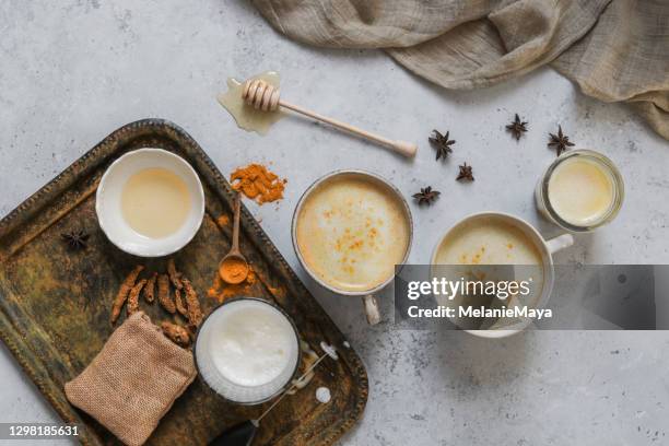 tumeric golden milk chai latte kurkuma thee met melk - chai stockfoto's en -beelden