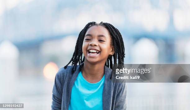 fille afro-américaine sur le front de mer de ville - african american girl child photos et images de collection
