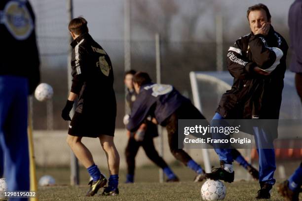 Italian football manager and retired footballer Alberto Zaccheroni attends a training session at the Udinese Training Center on March 1998 in Udine,...