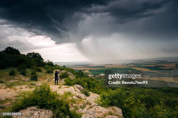 tempesta di tuoni splendidamente strutturata e fotografo di tempeste - cacciatore di tempeste foto e immagini stock