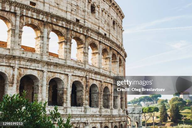 detail of wall of famous ancient coliseum in rome, italy. tourist destination - stadium or arena or coliseum or colosseum or ring exterior or outdoor stock-fotos und bilder