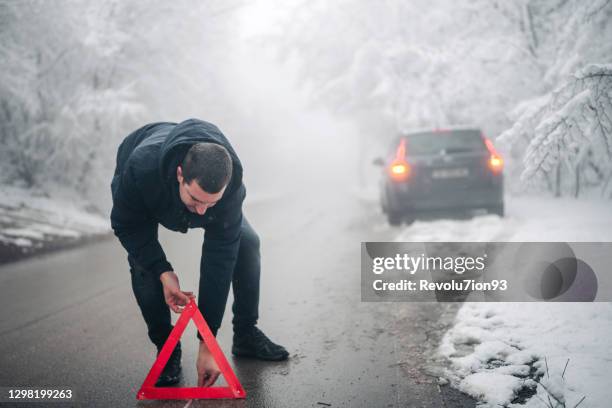 oh nein, mein auto ist kaputt gegangen! - winter panne auto stock-fotos und bilder