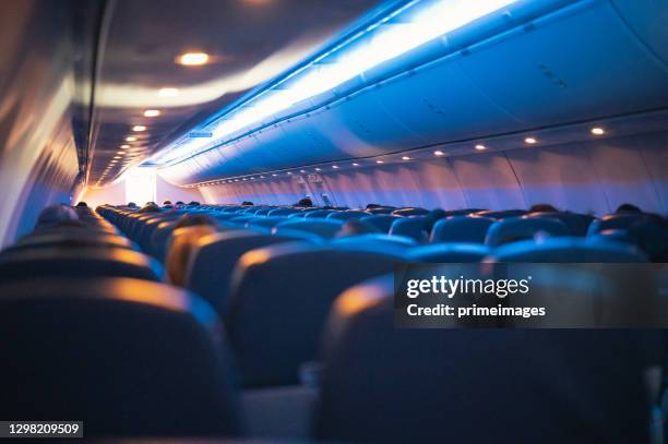 asiento vacío plano distancia social volando durante covid-19 - cabin fotografías e imágenes de stock