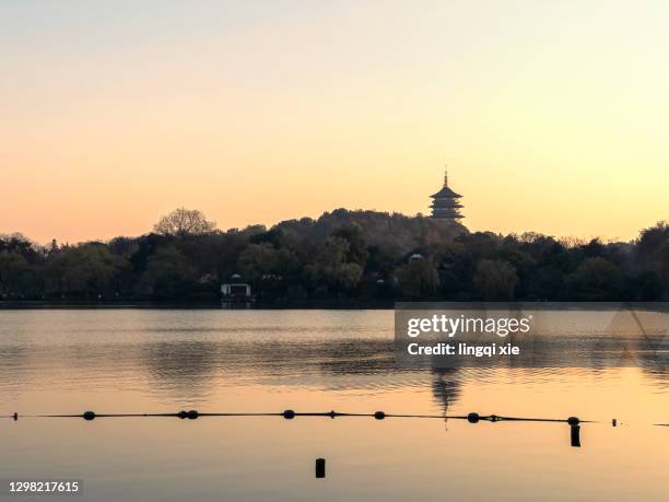 sunrise scenery of leifeng tower in west lake, central hangzhou - west lake hangzhou 個照片及圖片檔