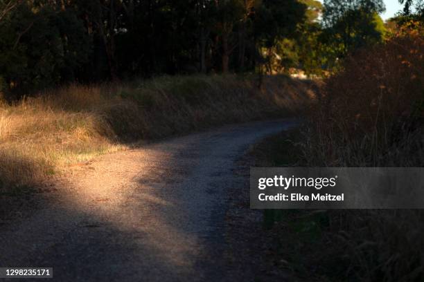 dirt road at sunset - country road australia stockfoto's en -beelden