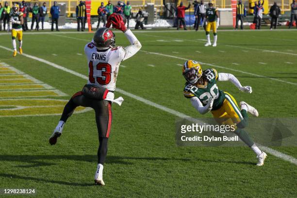 Mike Evans of the Tampa Bay Buccaneers catches a touchdown pass past Kevin King of the Green Bay Packers in the first quarter during the NFC...