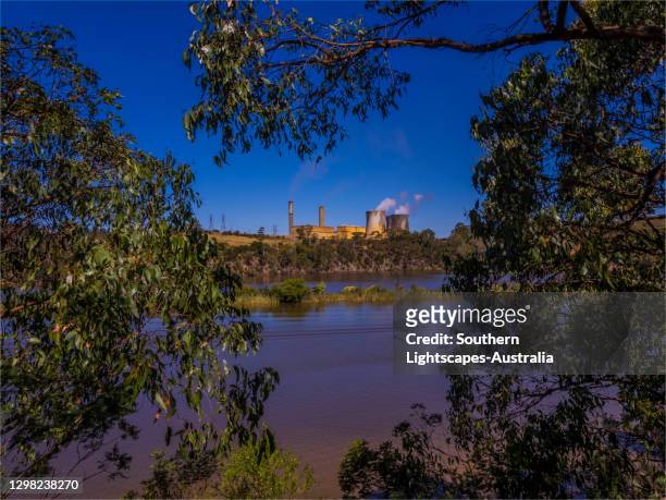 lake narracan and a view of the yallourn north coal powered power station, moe, central gippsland, victoria. - gippsland stockfoto's en -beelden