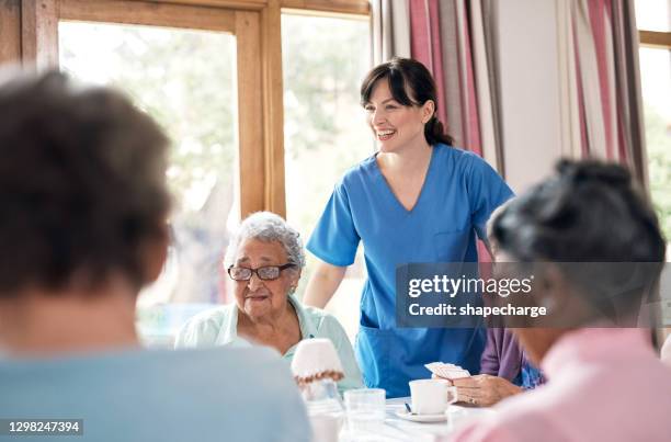 faciliter un après-midi amusant - gériatrie photos et images de collection