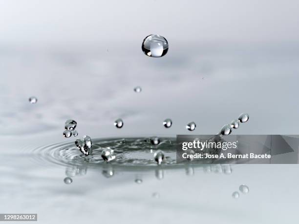 401点の雫 落ちるのストックフォト Getty Images 401点の雫 落ちるのストックフォト Getty Images