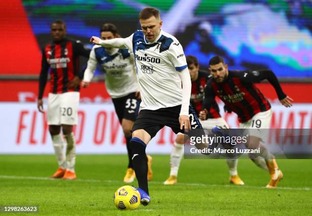 Josip Ilicic of Atalanta BC scores his goal from the penalty spot during the Serie A match between AC Milan and Atalanta BC at Stadio Giuseppe Meazza...