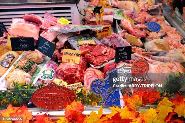 Présentoir de viande avec leurs labels de la boucherie de Varenne, 19 octobre 2019, Paris 7ème arrondissement, France.