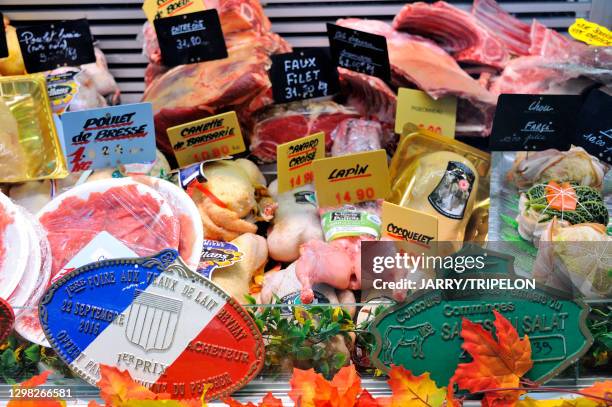 Présentoir de viande avec leurs labels de la boucherie de Varenne, 19 octobre 2019, Paris 7ème arrondissement, France.