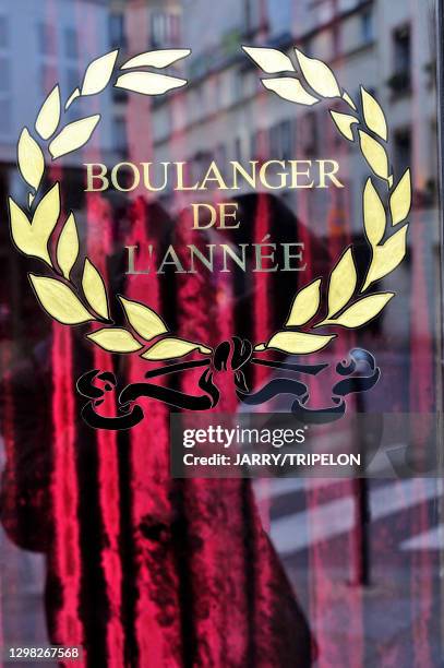 Distinction "Boulanger de l'année" sur la vitrine de la boulangerie "Du pain & des idées" rue Yves Toudic, 9 novembre 2019, Paris, France.