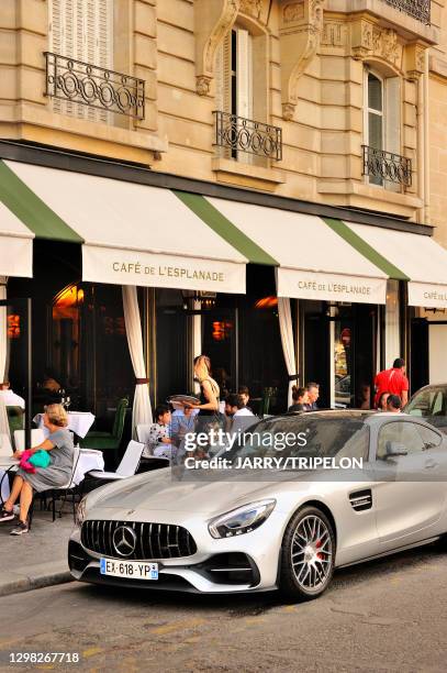 Terrasse du café restaurant Café de L'Esplanade et voiture de luxe, 12 juillet 2018, Paris 7ème arrondissement, France