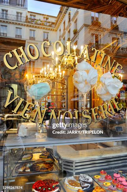 Vitrine d'une boulangerie pâtisserie, gateaux et viennoiseries, dans le quartier Tour Eiffel, 12 juillet 2018, Paris 7ème arrondissement, France.